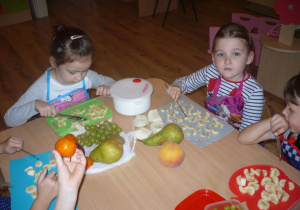 Amelka i Martynka kroją swoje ulubione owoce
